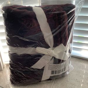 BNIB / Indigo / channelled faux fur throw / BURGUNDY ♥️